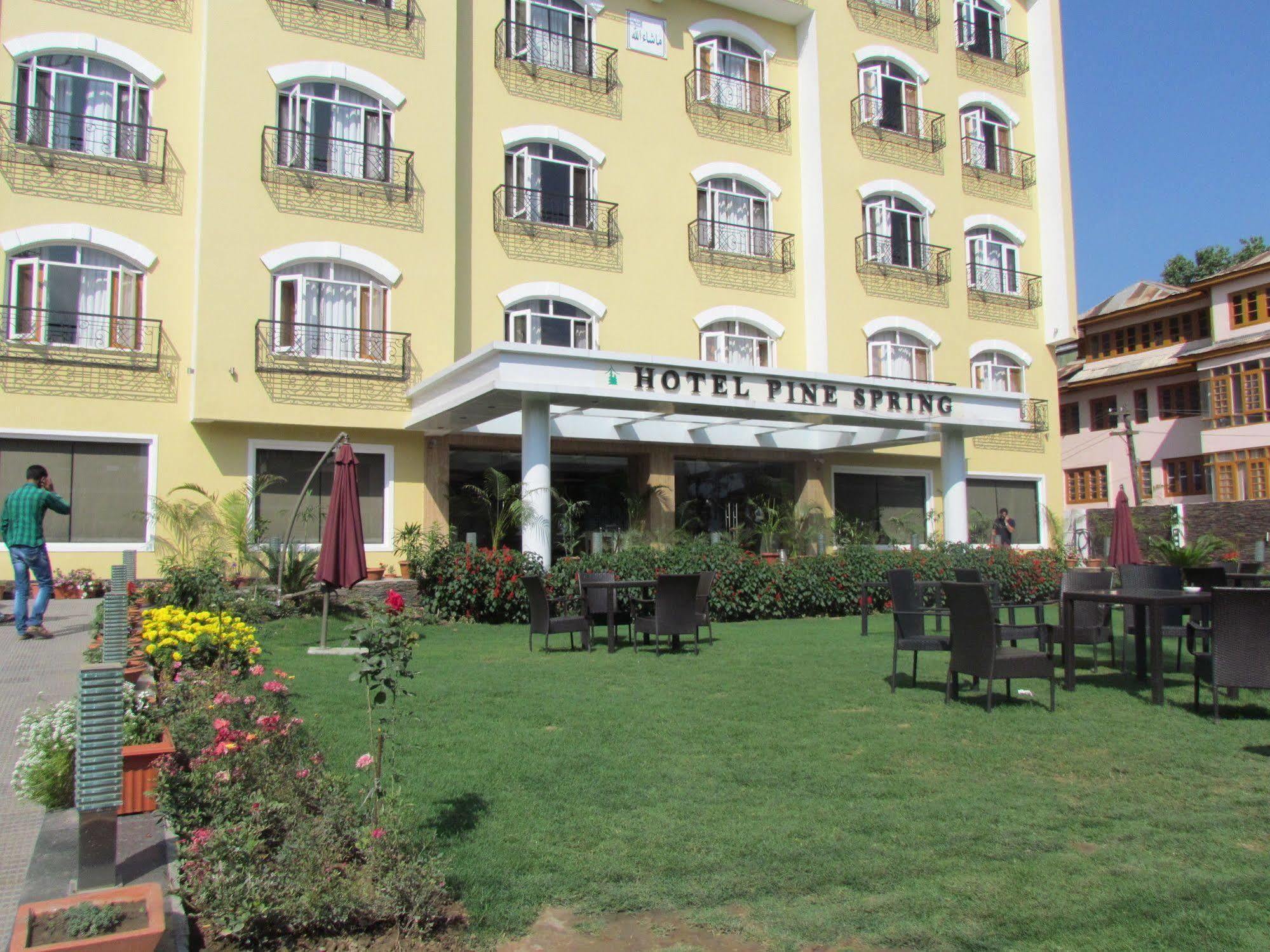 Hotel Pine Spring Wazir Bagh Srīnagar Eksteriør billede