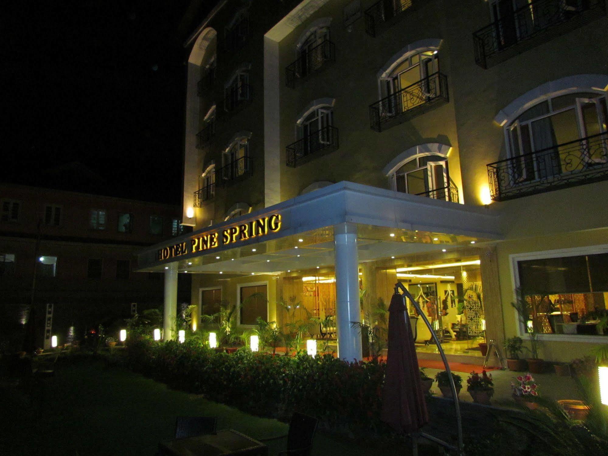 Hotel Pine Spring Wazir Bagh Srīnagar Eksteriør billede