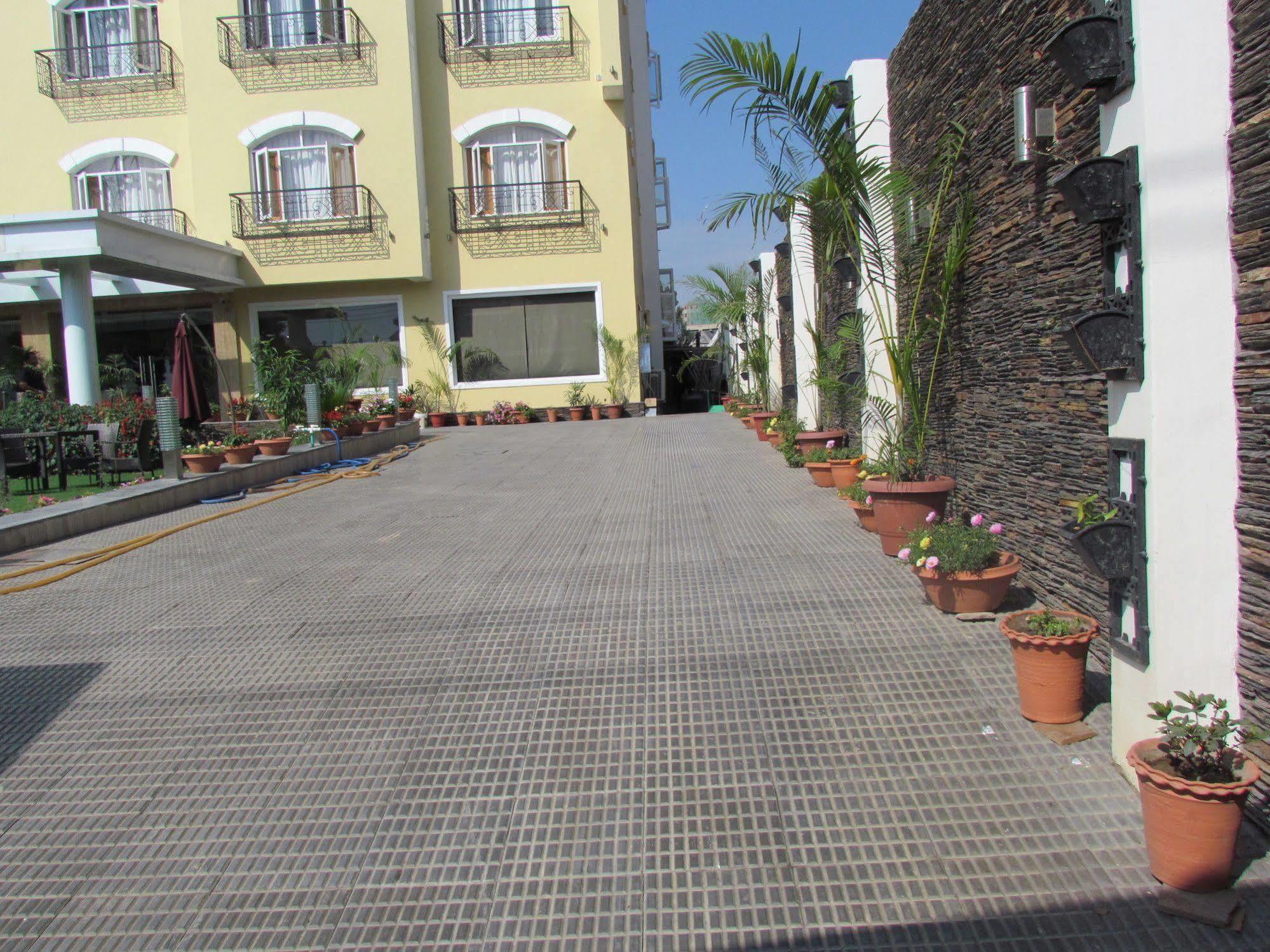 Hotel Pine Spring Wazir Bagh Srīnagar Eksteriør billede